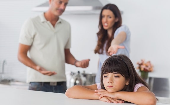 Je suis une adolescente : Voici comment j’aimerais qu’un parent m’aide à surmonter ma première rupture.