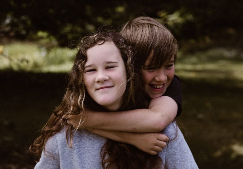 Les liens entre frère et soeur protègent les enfants contre les parents