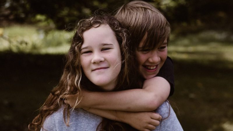 Les liens entre frère et soeur protègent les enfants contre les parents qui se disputent